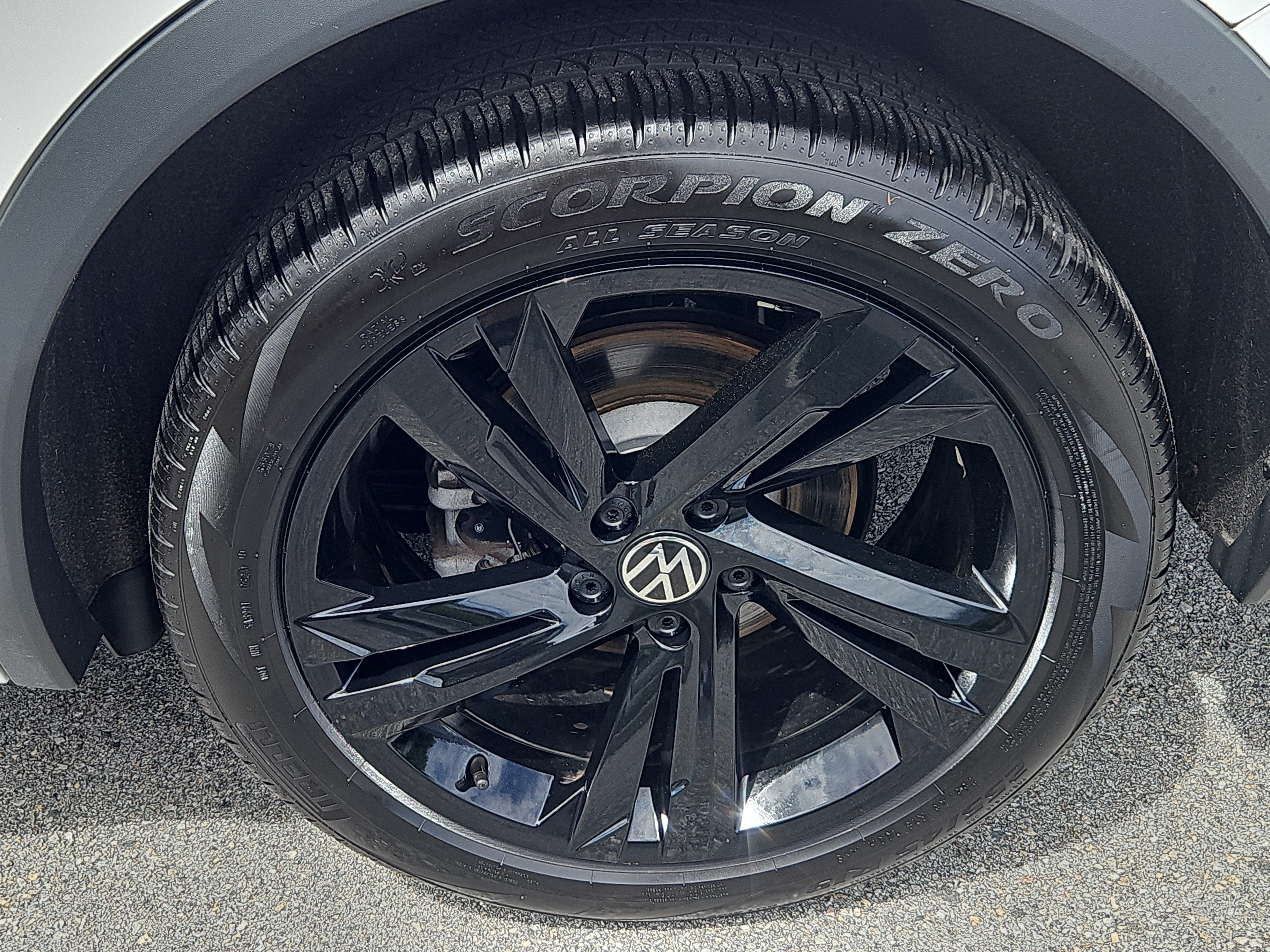 Certified 2024 Volkswagen Tiguan SE R-Line AWD/4WD image 29