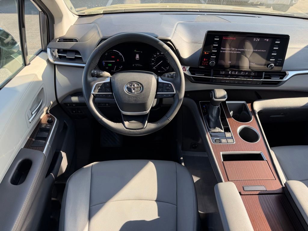 Used 2024 Toyota Sienna XLE image 17