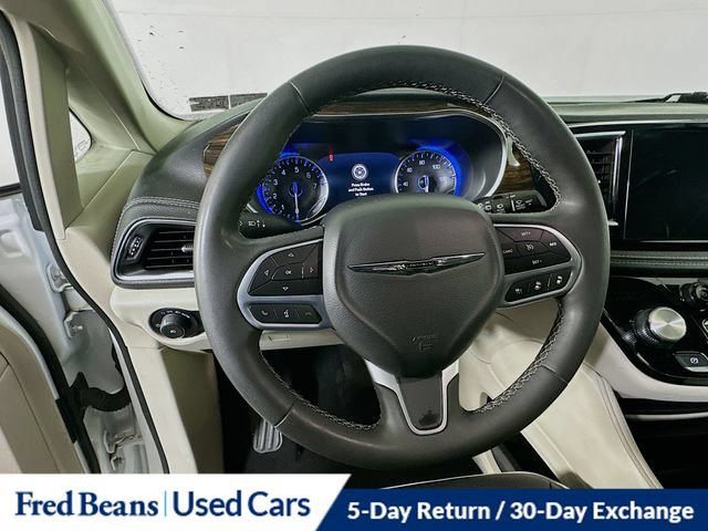 Used 2023 Chrysler Pacifica Limited FWD image 16