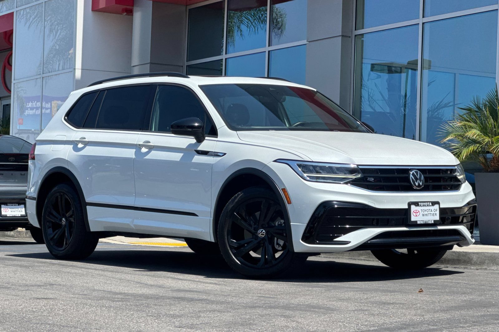 Used 2023 Volkswagen Tiguan SE R-Line FWD image 2