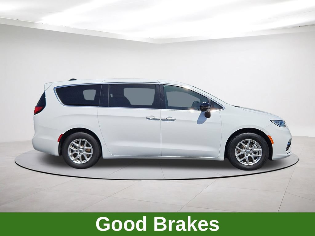 Used 2025 Chrysler Pacifica Select FWD image 8