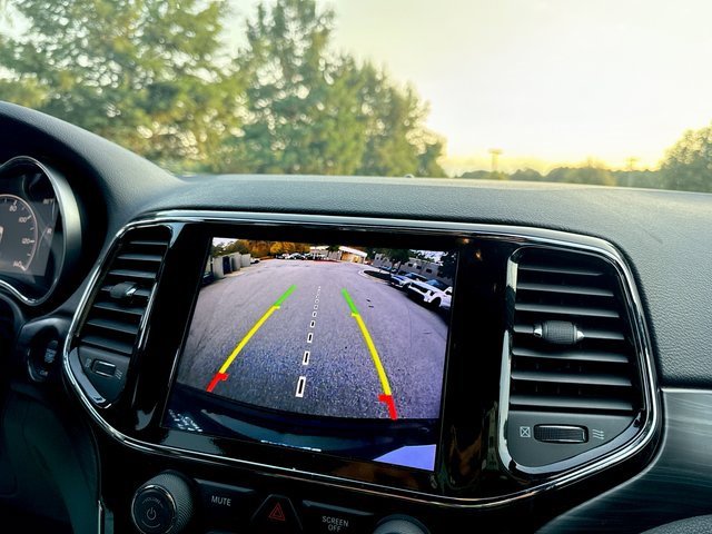 Used 2020 Jeep Grand Cherokee Altitude image 16