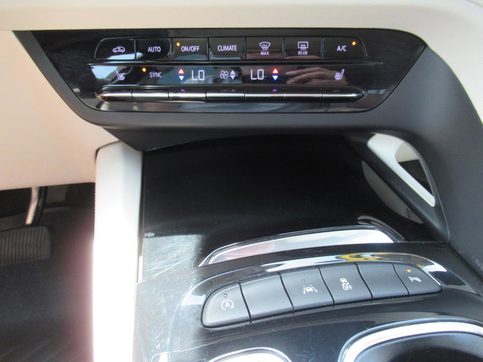 Used 2022 Buick Envision Essence w/ Technology Package I FWD image 27