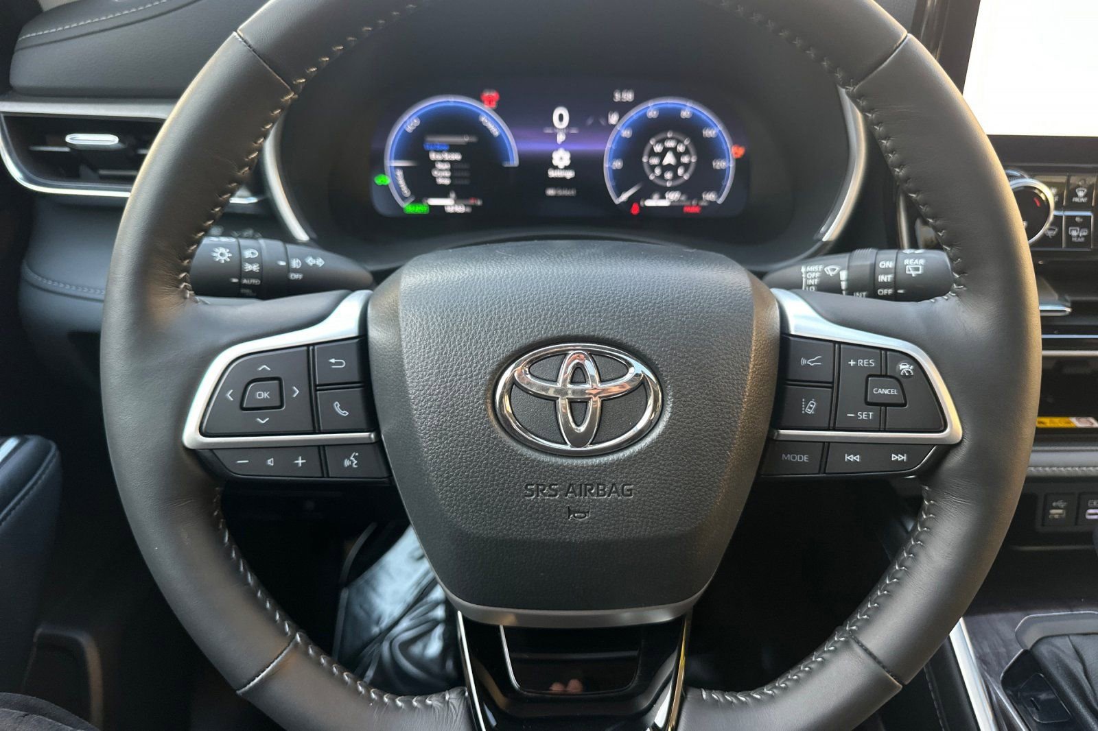 Used 2024 Toyota Highlander Limited image 22