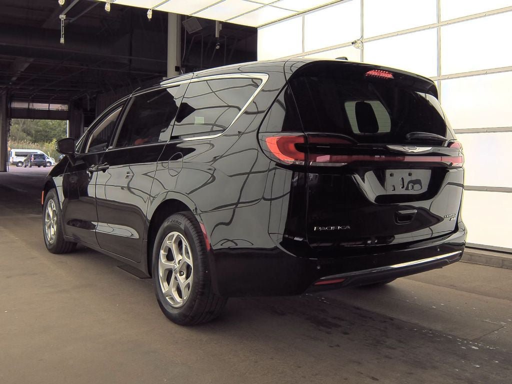 Used 2024 Chrysler Pacifica Limited AWD/4WD image 6