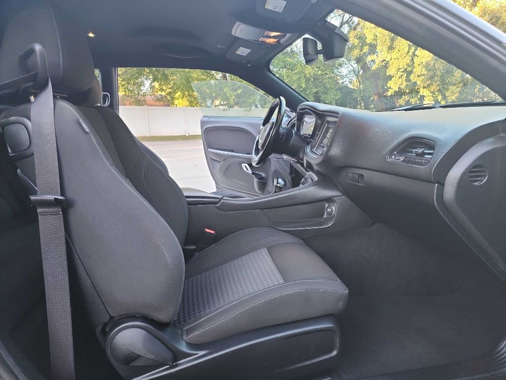 Used 2019 Dodge Challenger SXT image 31