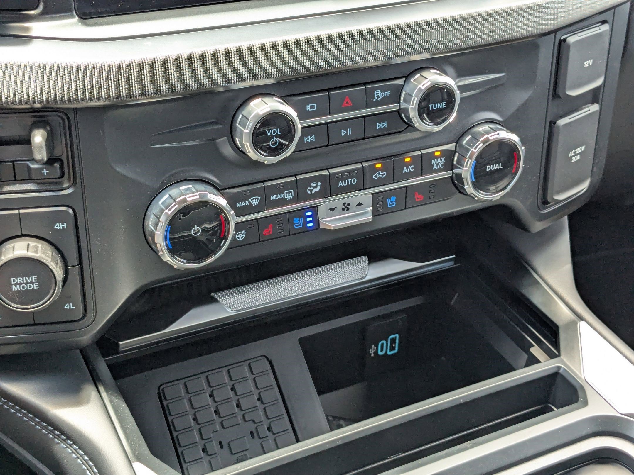 Used 2025 Ford F350 Platinum w/ FX4 Off-Road Package image 25