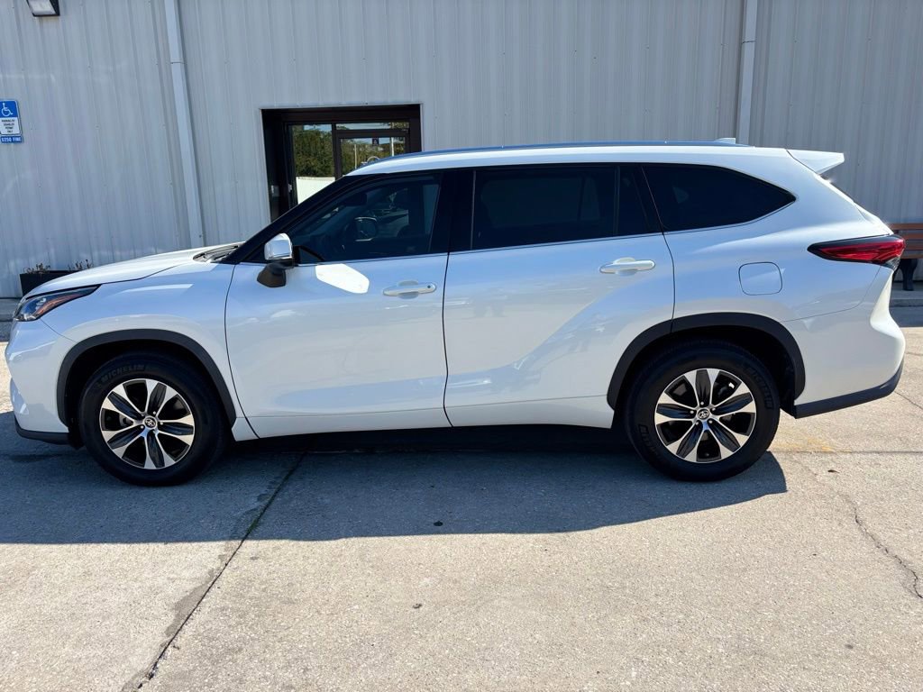Used 2020 Toyota Highlander XLE image 2