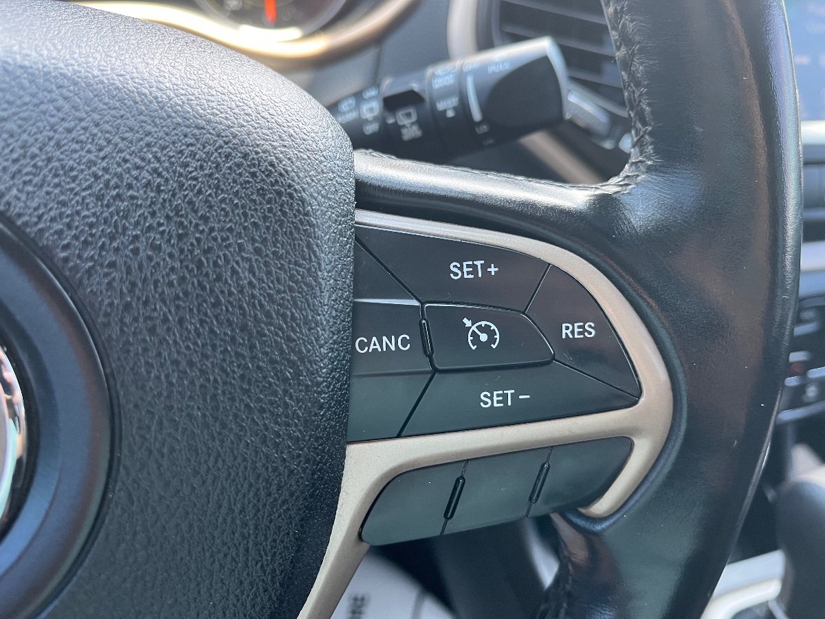 Used 2017 Jeep Cherokee Latitude FWD image 19