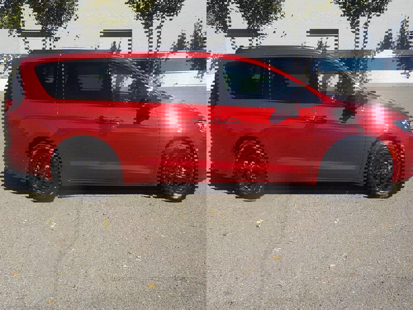 Used 2025 Chrysler Pacifica Premium image 3