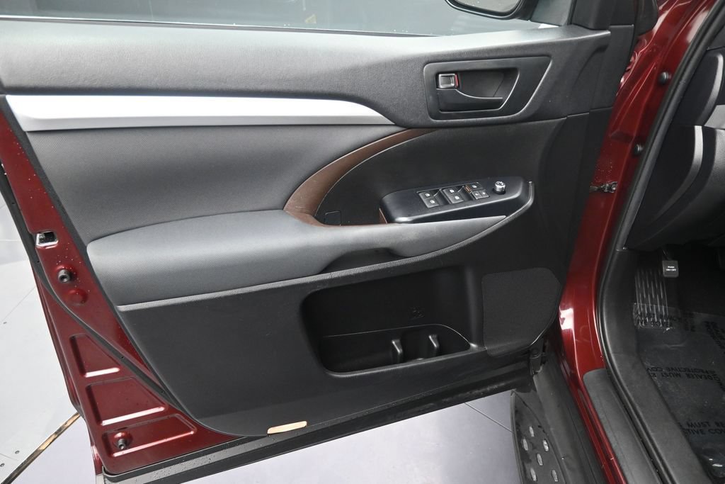 Used 2019 Toyota Highlander LE FWD image 12