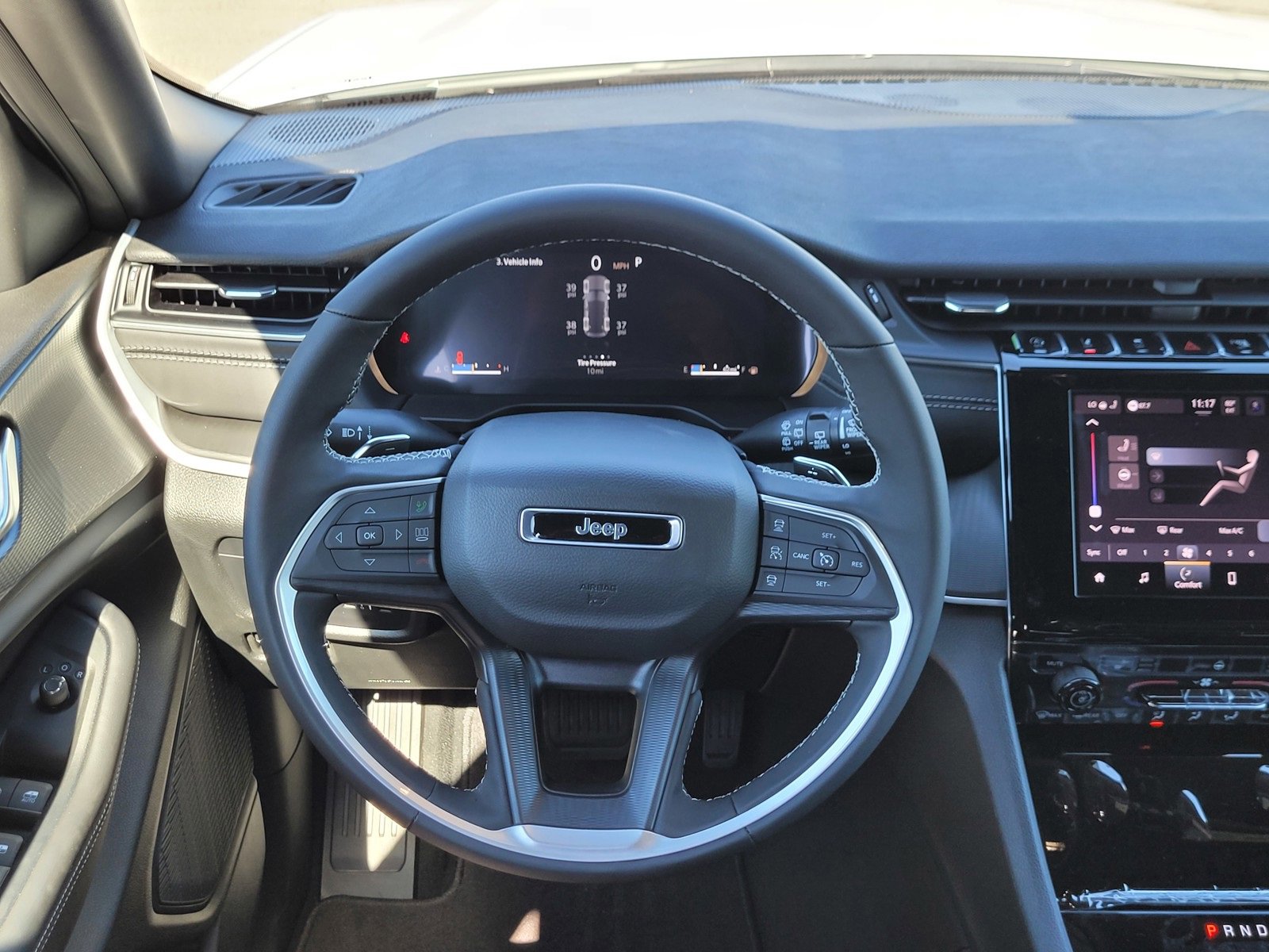 New 2025 Jeep Grand Cherokee Altitude image 9