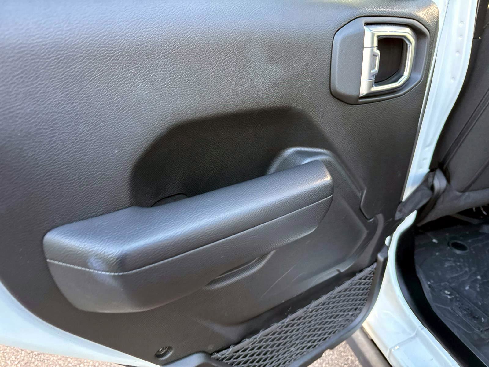 Used 2023 Jeep Wrangler Unlimited w/ Sun & Screen Package image 9