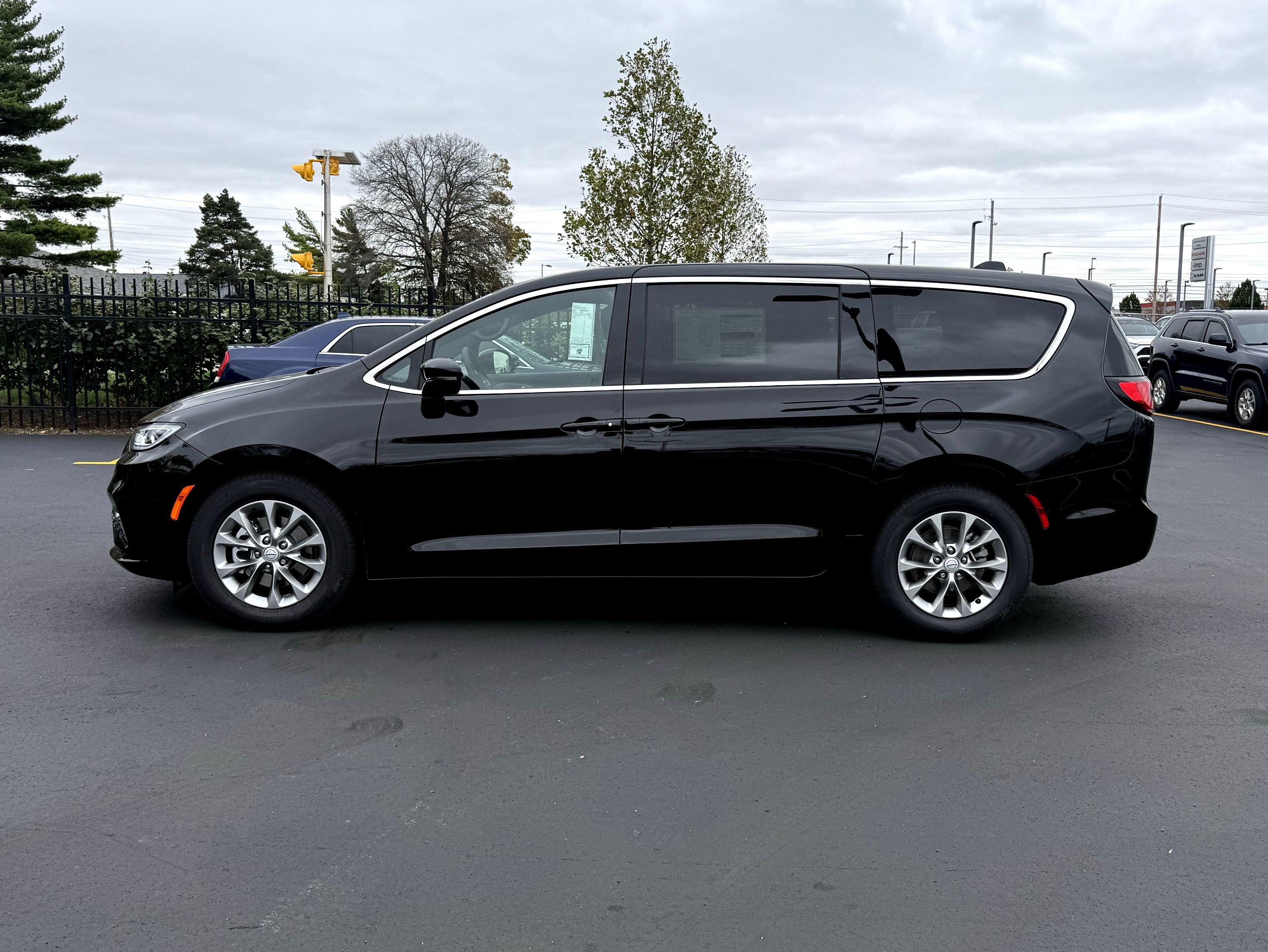 New 2026 Chrysler Pacifica Limited image 6