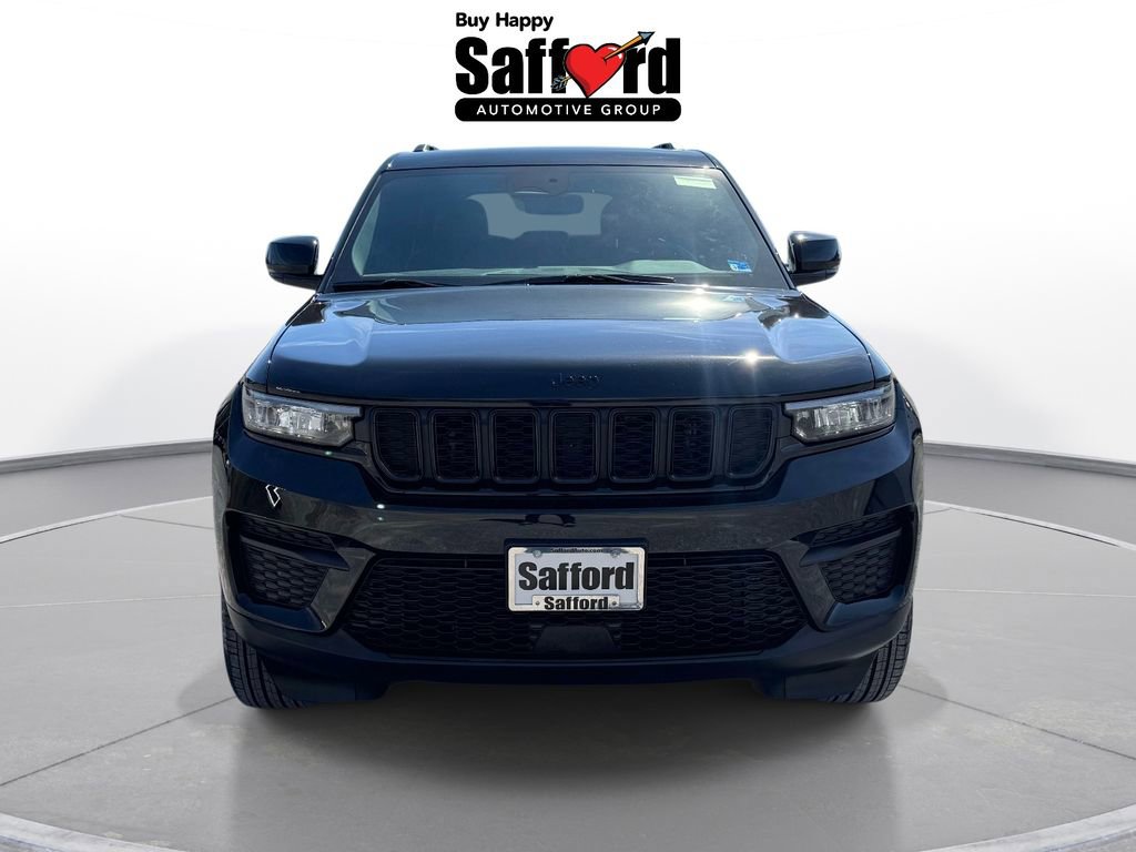 Used 2025 Jeep Grand Cherokee Altitude AWD/4WD image 9