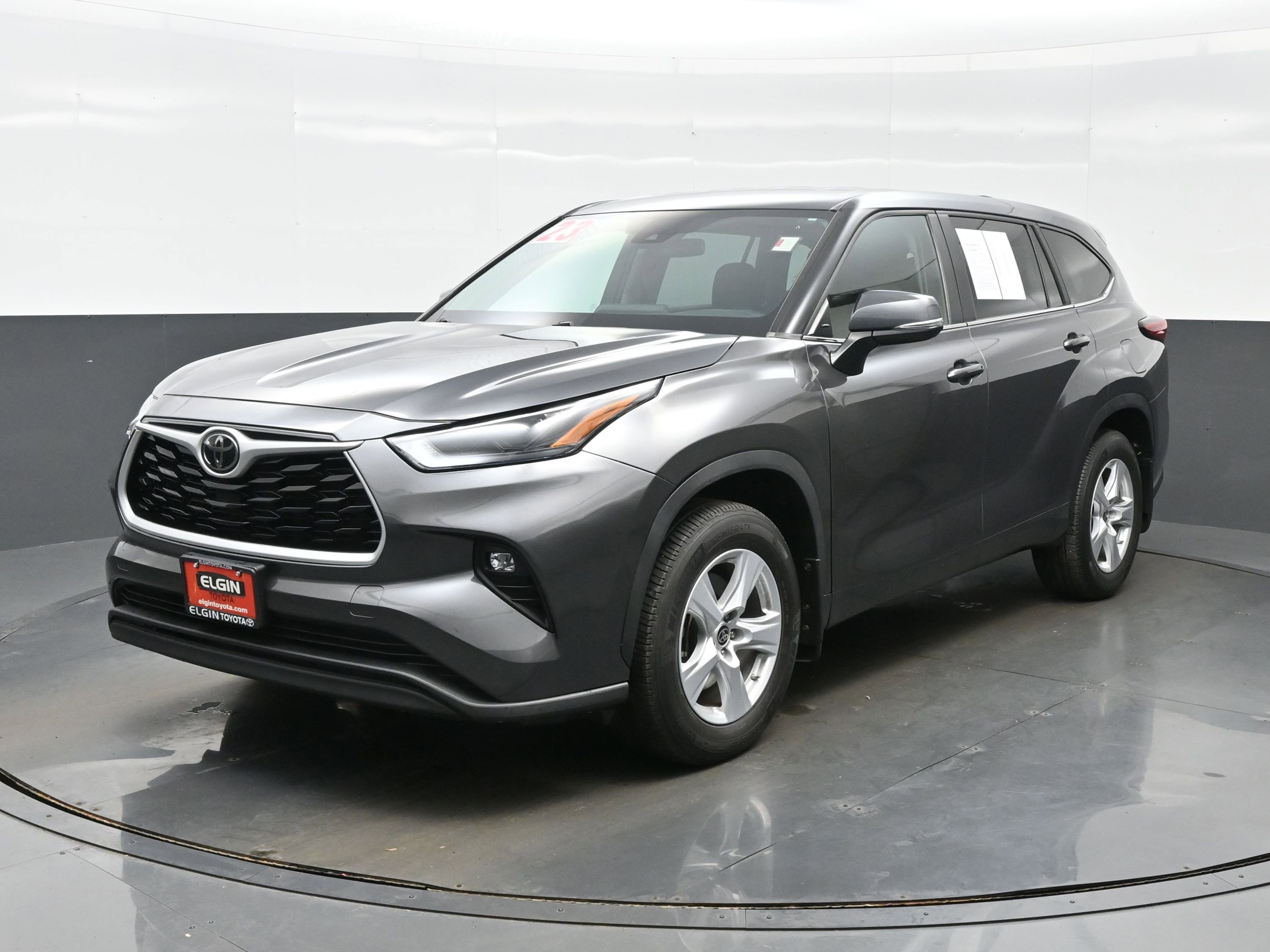 Used 2023 Toyota Highlander LE AWD/4WD image 2