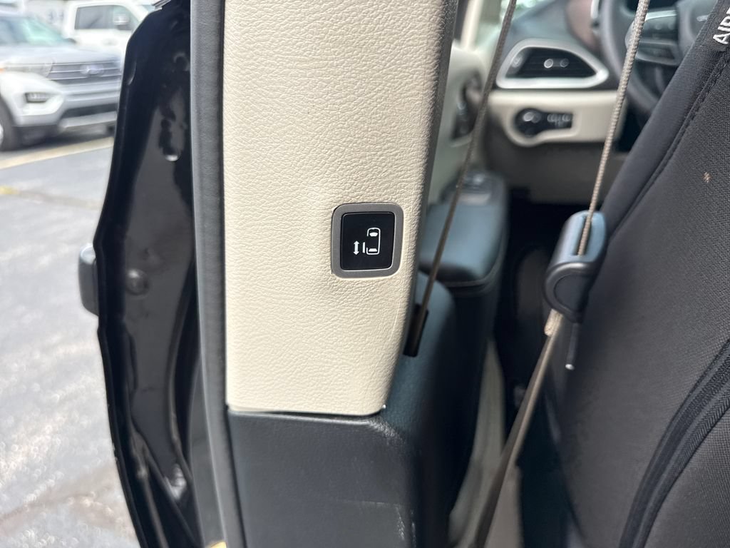 Used 2023 Chrysler Voyager LX FWD image 21
