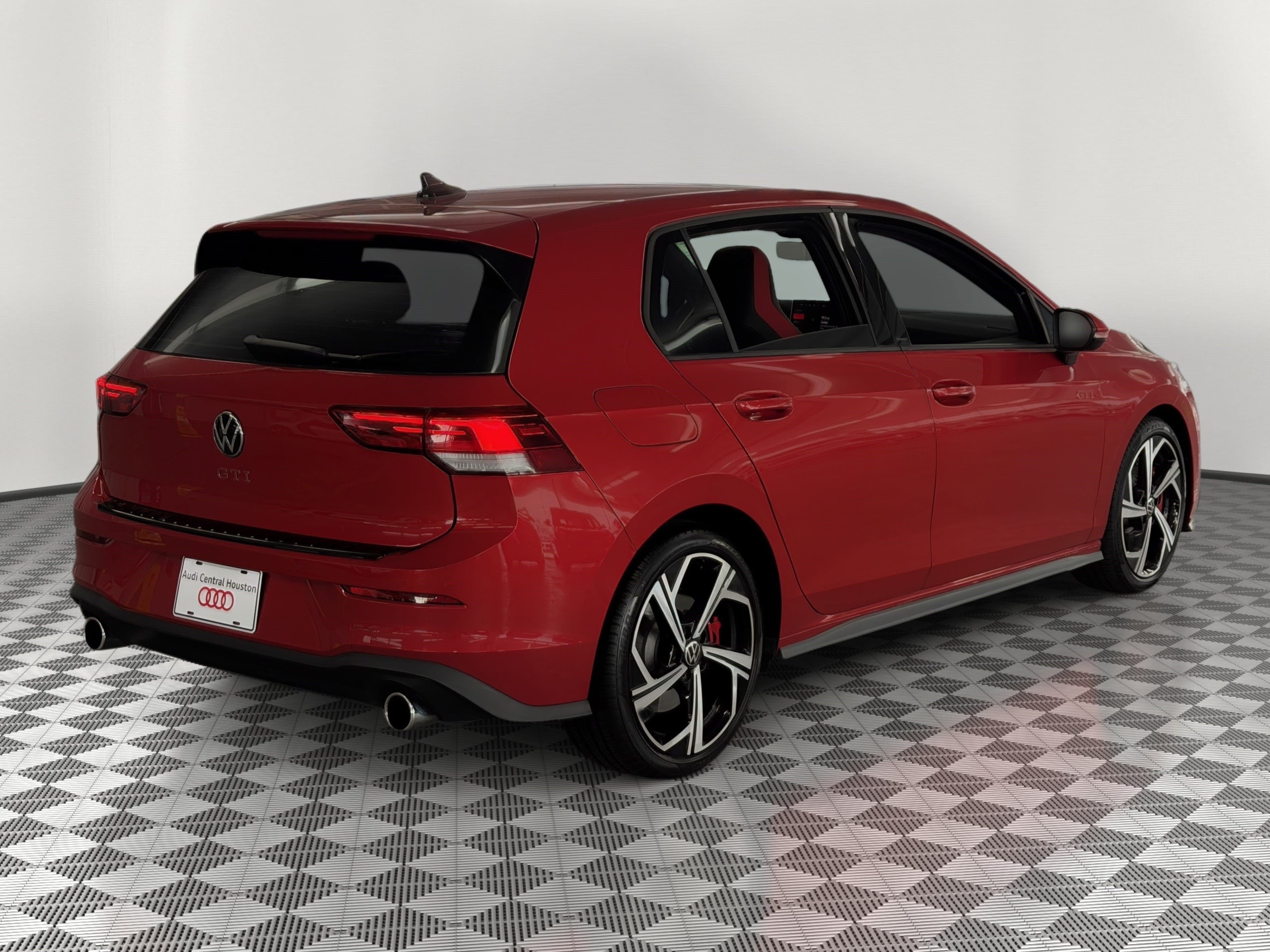 Used 2026 Volkswagen Golf SE FWD image 9