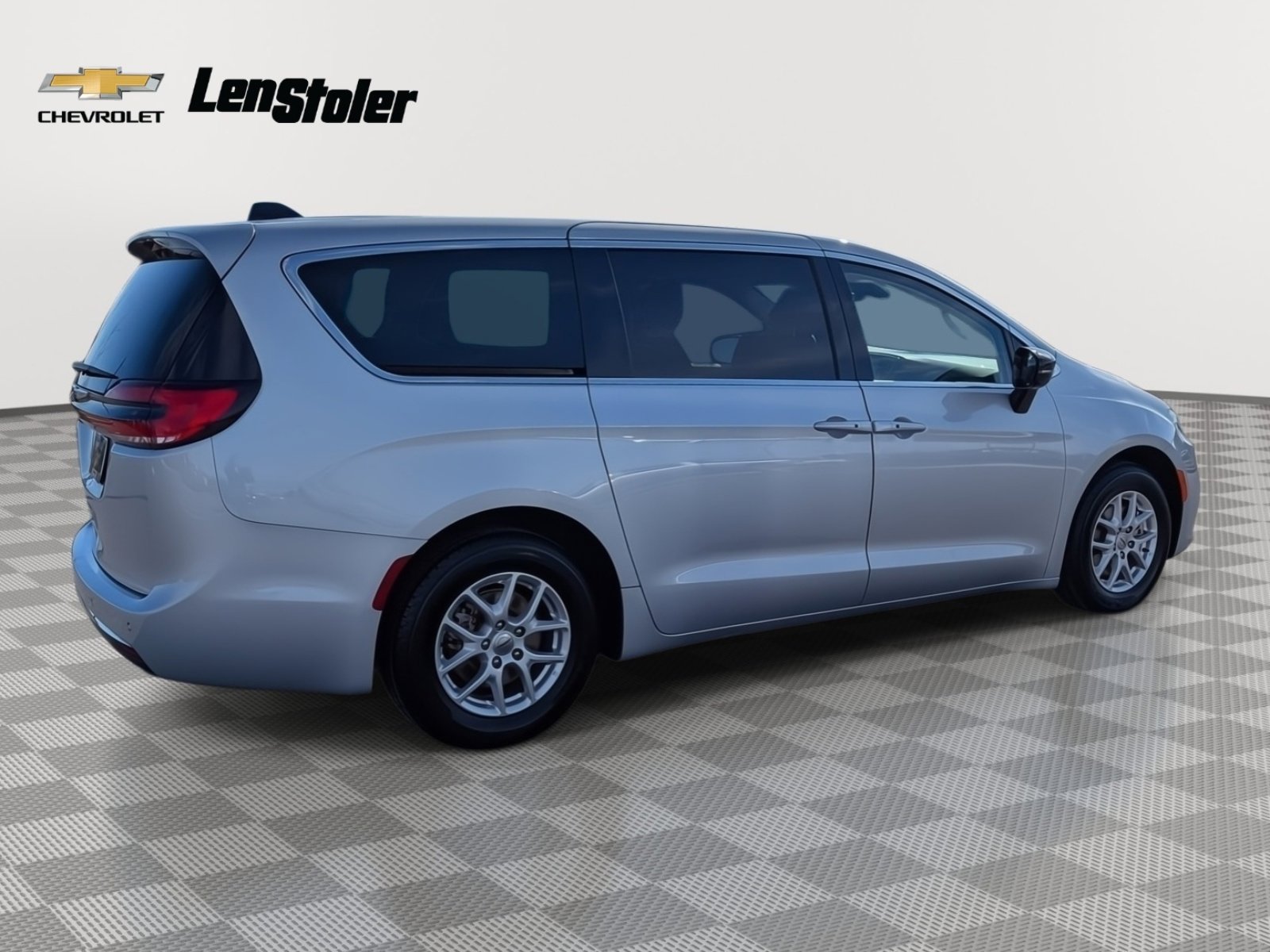 Used 2024 Chrysler Pacifica Touring-L image 4