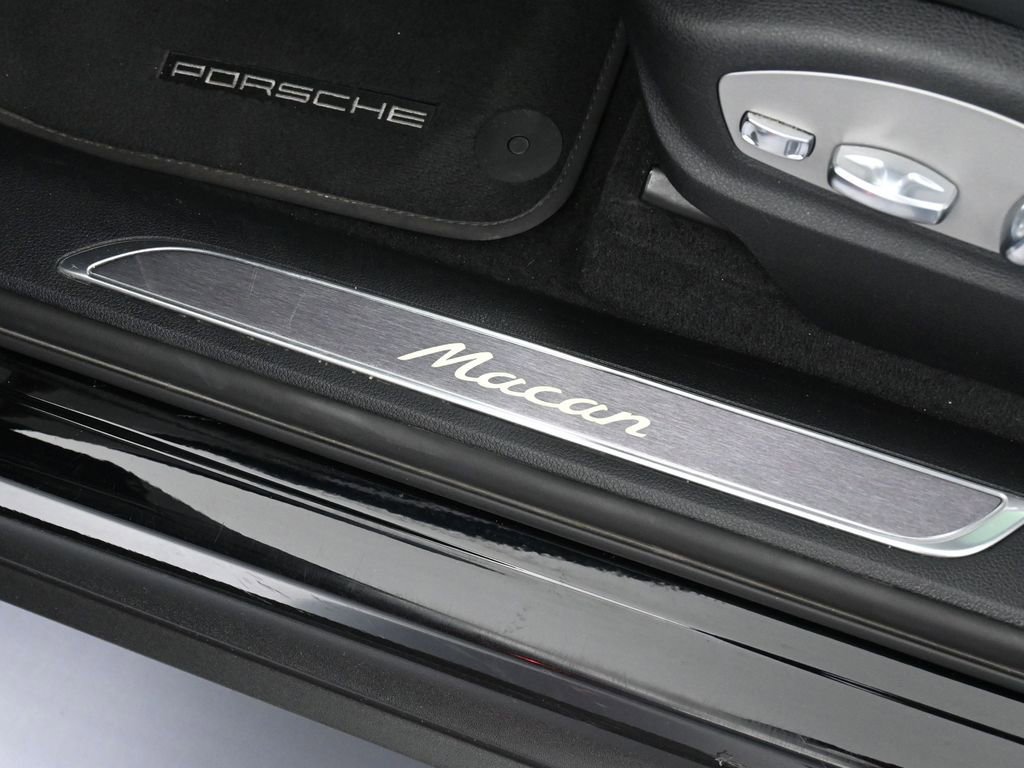 Certified 2023 Porsche Macan Turbo image 16