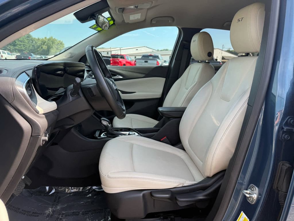 Used 2024 Buick Encore GX Sport Touring w/ Advanced Technology Package image 4