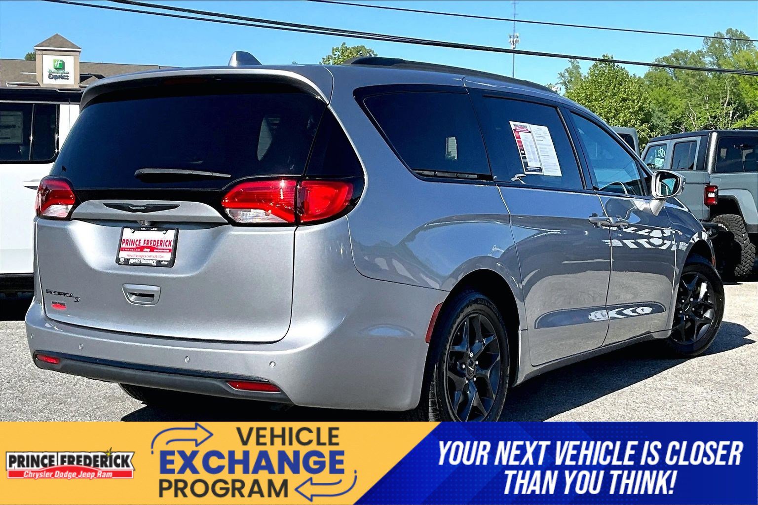 Used 2018 Chrysler Pacifica Touring-L w/ Premium Audio Group FWD image 10