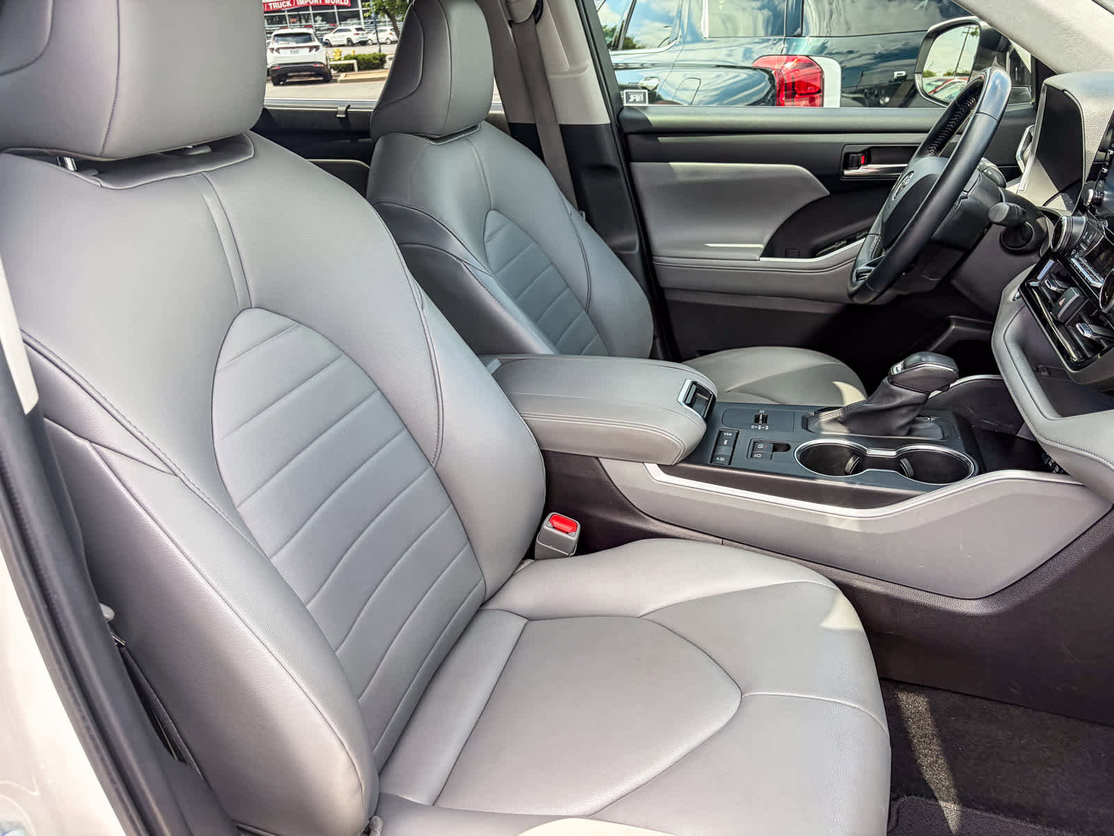 Used 2021 Toyota Highlander XLE FWD image 16