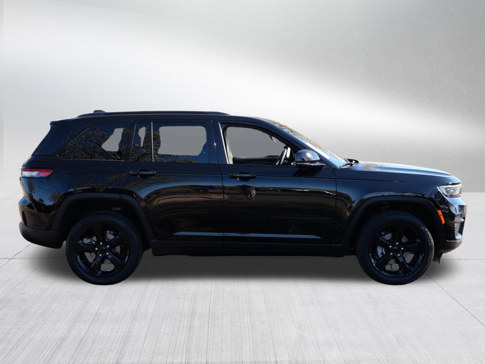 Used 2023 Jeep Grand Cherokee Altitude AWD/4WD image 8