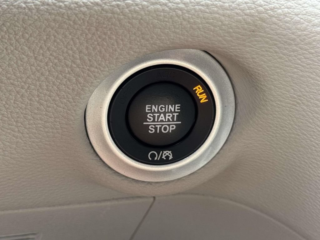 Used 2024 Chrysler Pacifica Limited FWD image 19