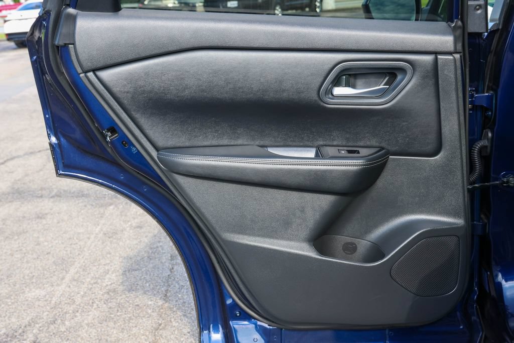Used 2025 Nissan Rogue SV AWD/4WD image 6