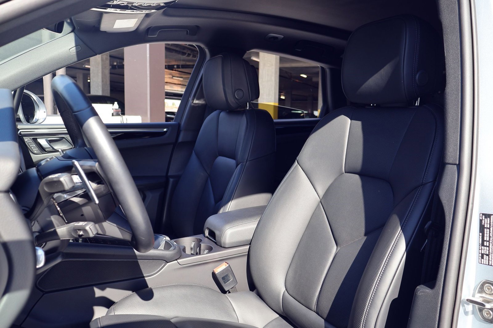 Certified 2025 Porsche Macan image 5