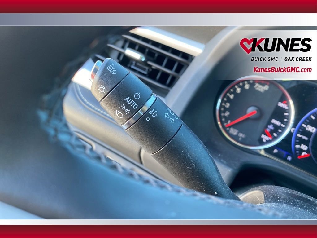Used 2023 GMC Acadia SLT w/ Elevation Edition image 15