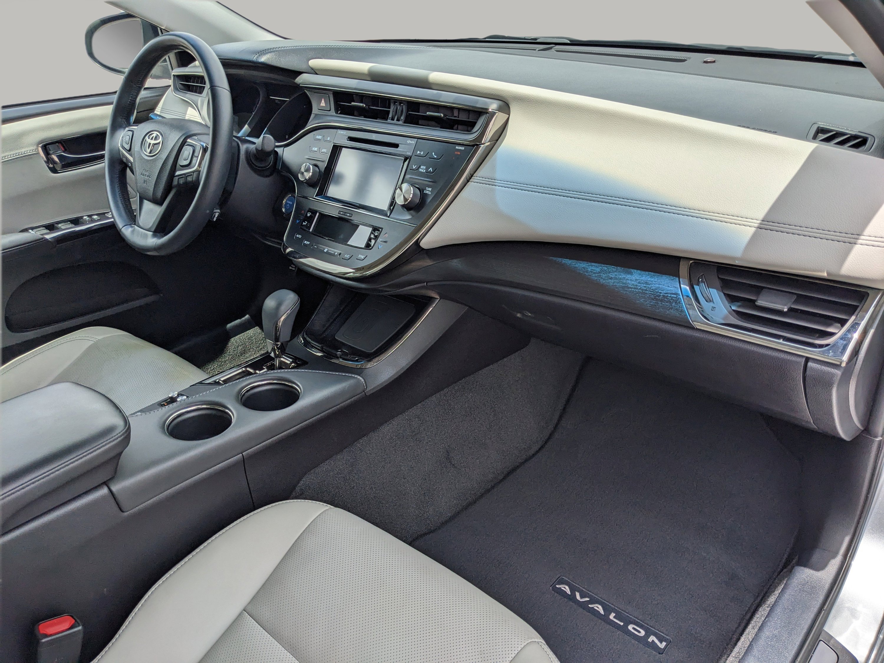Used 2018 Toyota Avalon Limited FWD image 12