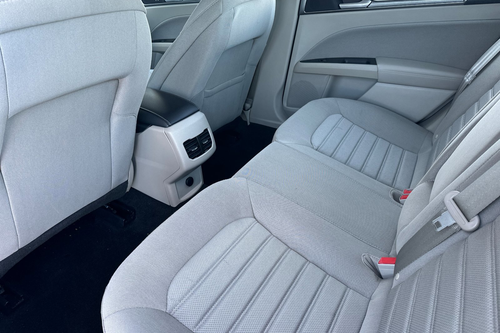 Used 2020 Ford Fusion SE image 12