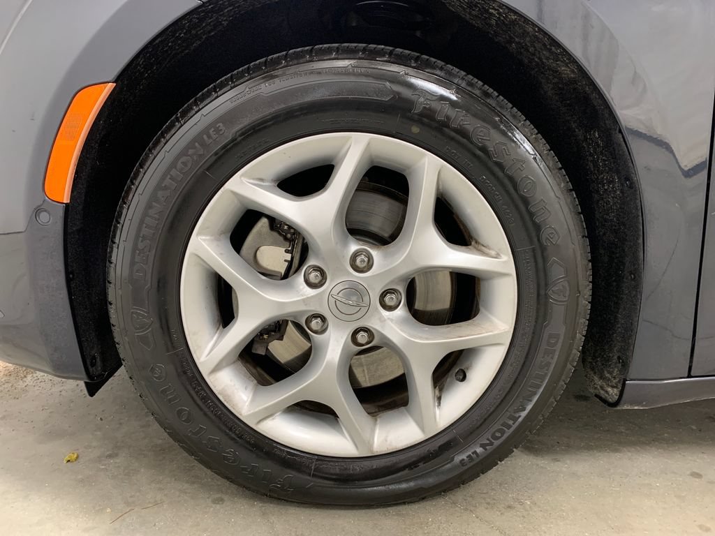 Used 2020 Chrysler Pacifica Limited w/ Advanced Safetytec Group FWD image 2