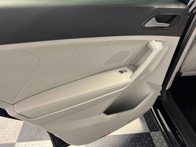 Certified 2022 Volkswagen Tiguan SE R-Line FWD image 17