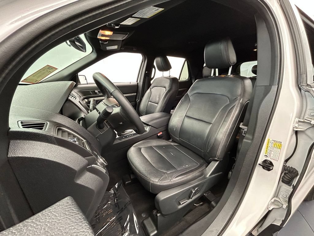 Used 2018 Ford Explorer XLT w/ Equipment Group 202A FWD image 10