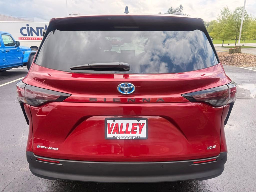 Used 2025 Toyota Sienna XLE w/ XLE Plus Package AWD/4WD image 4