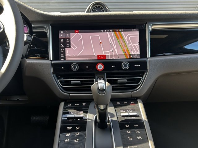 Certified 2025 Porsche Macan image 22
