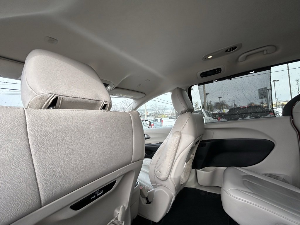 Used 2021 Chrysler Pacifica Touring-L image 28