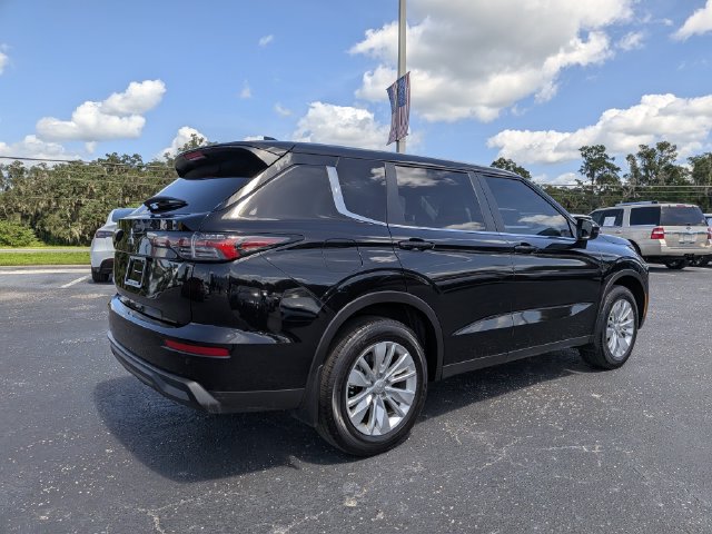 Used 2025 Mitsubishi Outlander ES FWD image 3