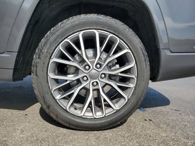 Used 2024 Jeep Grand Cherokee L Summit AWD/4WD image 9