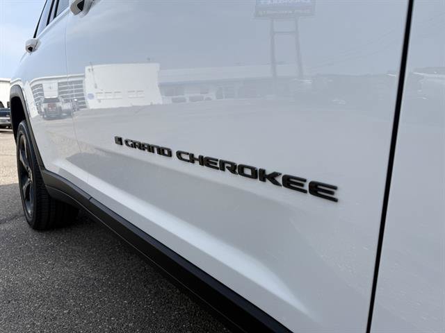 Used 2023 Jeep Grand Cherokee Altitude image 11
