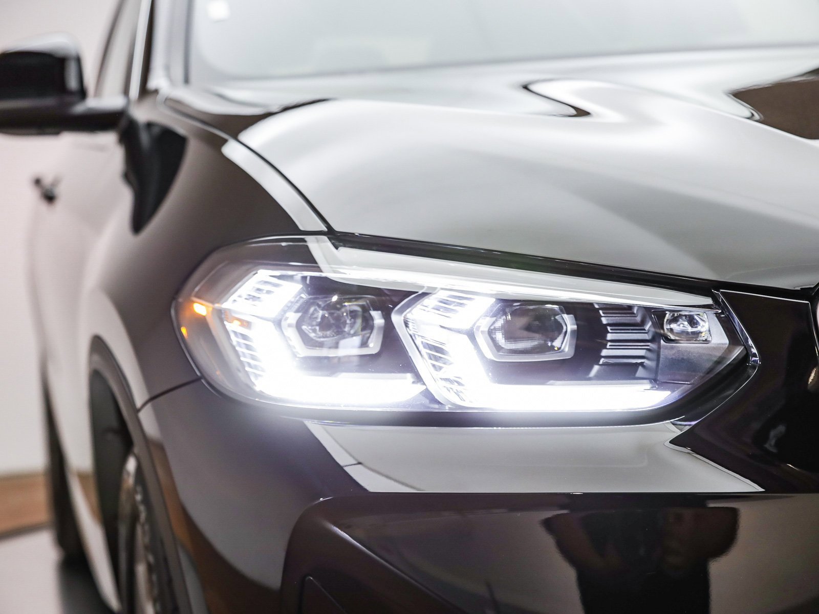 Used 2024 BMW X3 sDrive30i w/ Premium Package w/ZPA image 5