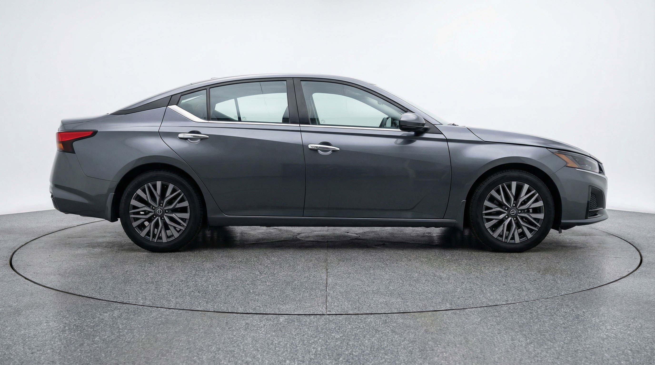 Used 2025 Nissan Altima 2.5 SV image 11