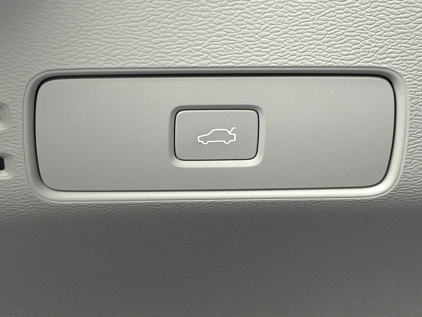 Certified 2023 Volvo XC40 B5 Plus w/ Protection Package Premier image 32