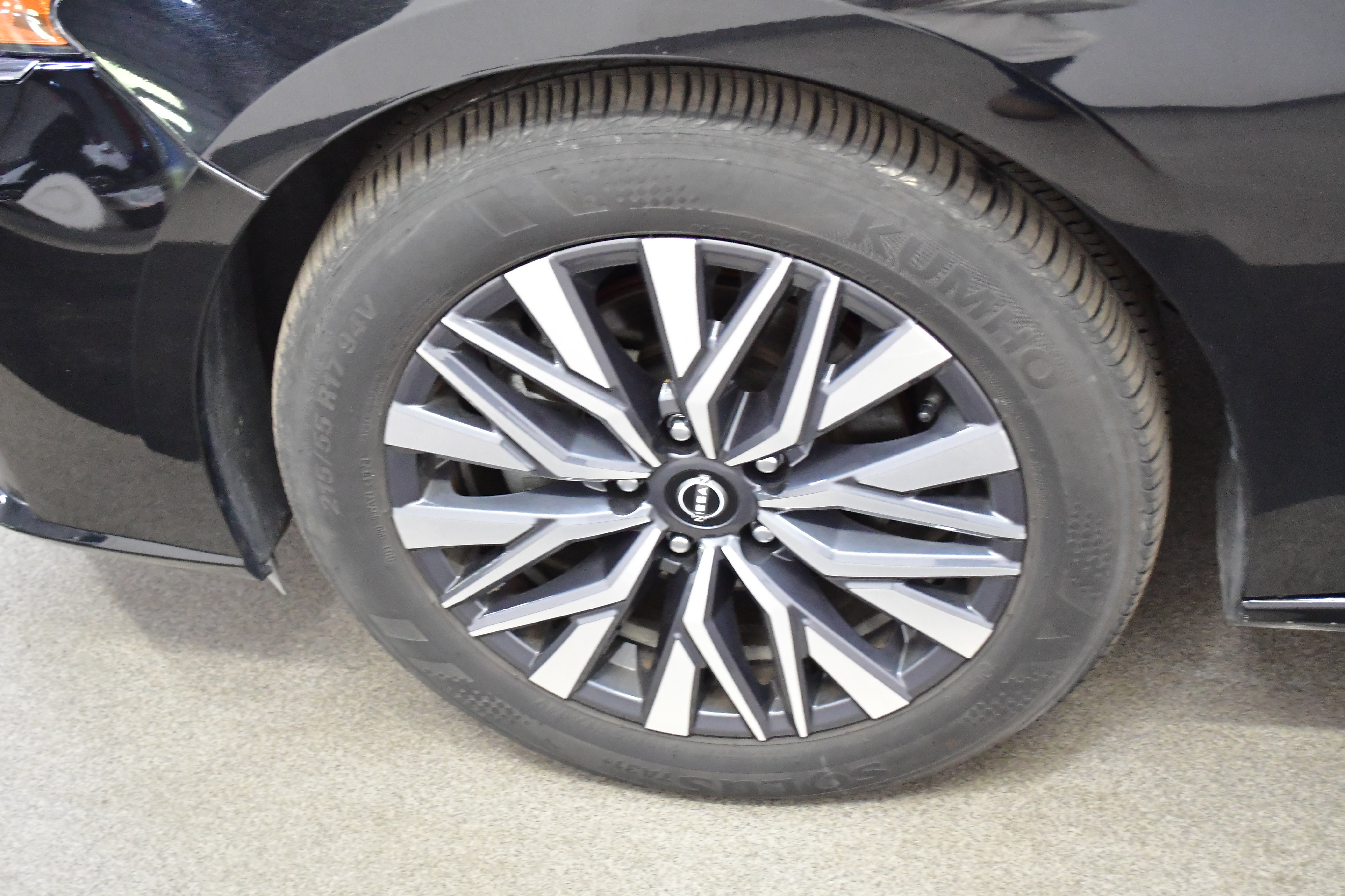 Used 2025 Nissan Altima 2.5 SV FWD image 32