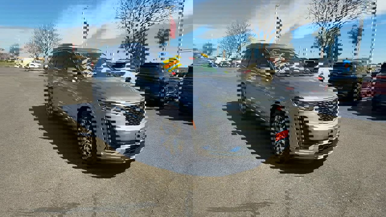 Used 2025 Cadillac XT6 Premium Luxury image 1