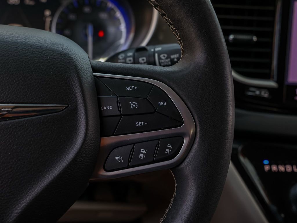 Used 2023 Chrysler Pacifica Touring-L image 26