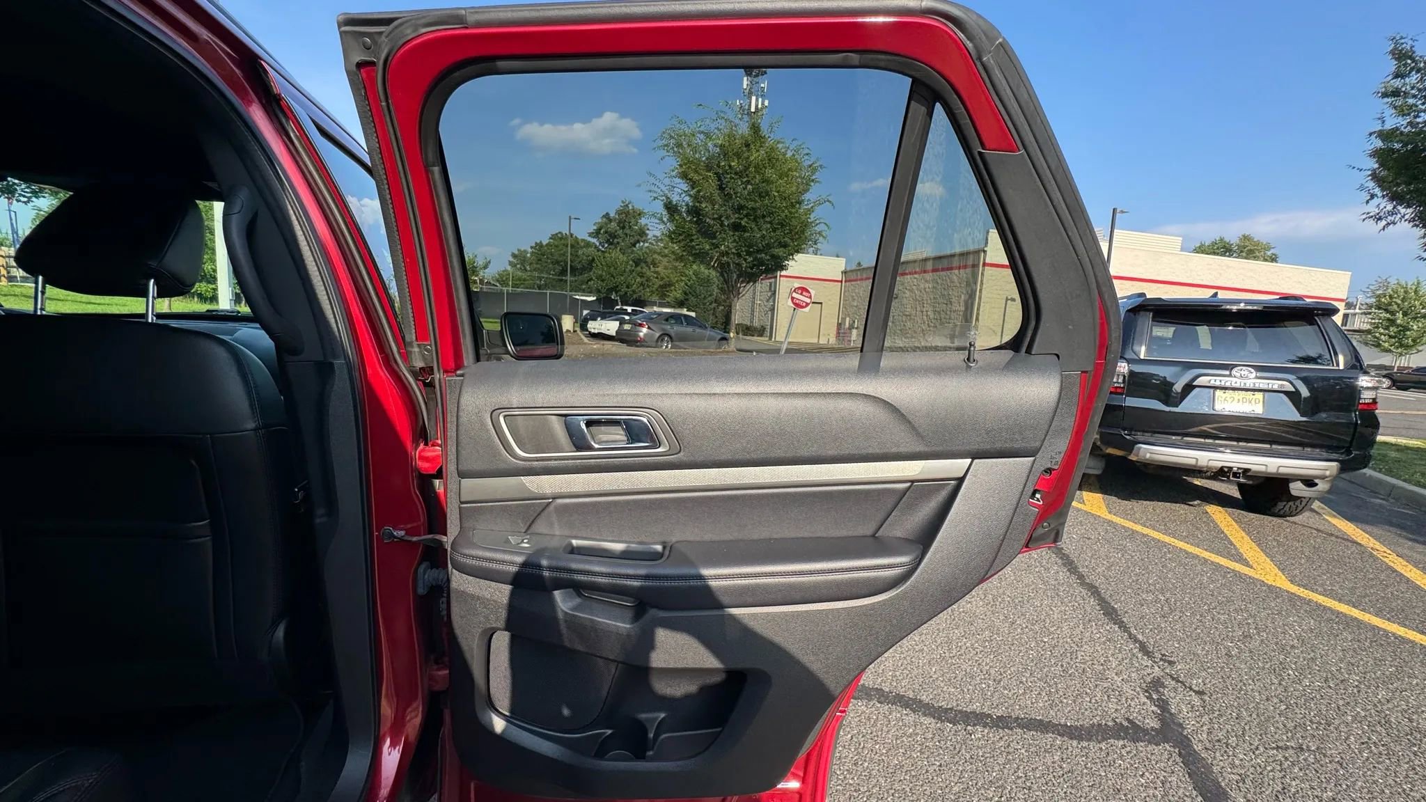 Used 2018 Ford Explorer XLT w/ Equipment Group 202A image 24